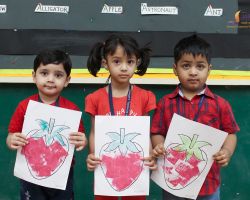 Making red strawberries with sponge painting