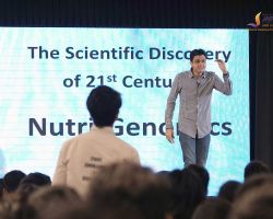 Mr. Karan Kakkar explaining students the concept of Nutri-Genomics