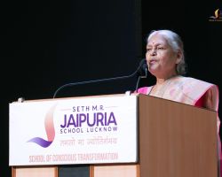 Our chief guest, Prof. Vinod Solanki, addressing the audience