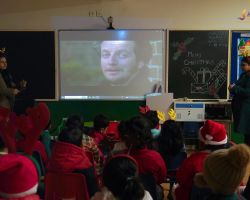 Smiles and popcorn – Celebrating Christmas with a heartwarming movie.