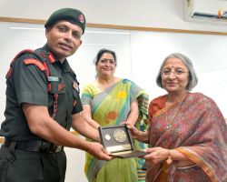 Colonel Ajay Patial presented a token of gratitude to our Principal, Mrs. Promini Chopra Ma’am.
